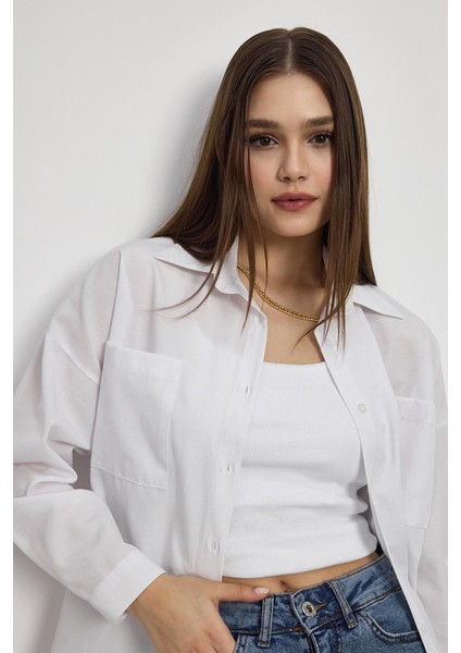 Beyaz Çift Cepli Oversize Uzun Basic Gömlek - TCR-6256A fırsatları