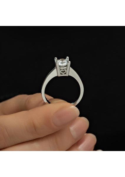Swarovski Taşlı Kalp Motifli Gümüş Tektaş Yüzük