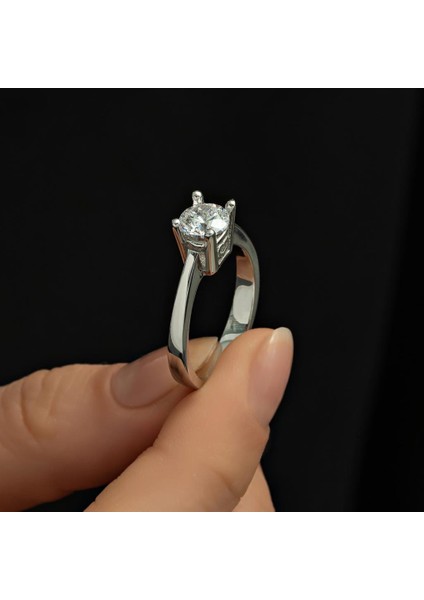 Swarovski Taşlı Kalp Motifli Gümüş Tektaş Yüzük
