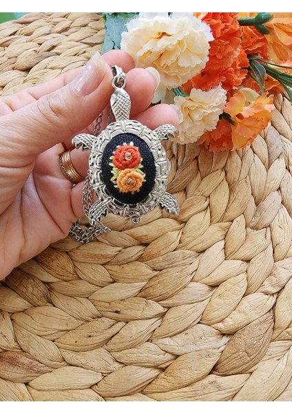 Kaplumbağa Çerveve El Yapımı Kadın Kolyesi - Etamin Işlemeli Çiçek Işleme Kadın Uzun Kolye