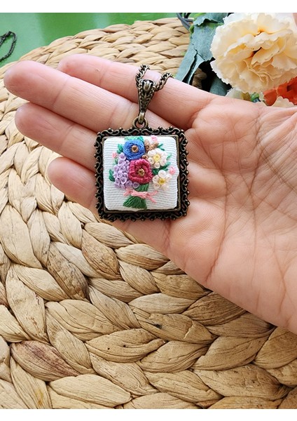 Kare Çerveve El Yapımı Kadın Kolyesi - Etamin Işlemeli Çiçek Işleme Kadın Uzun Kolye