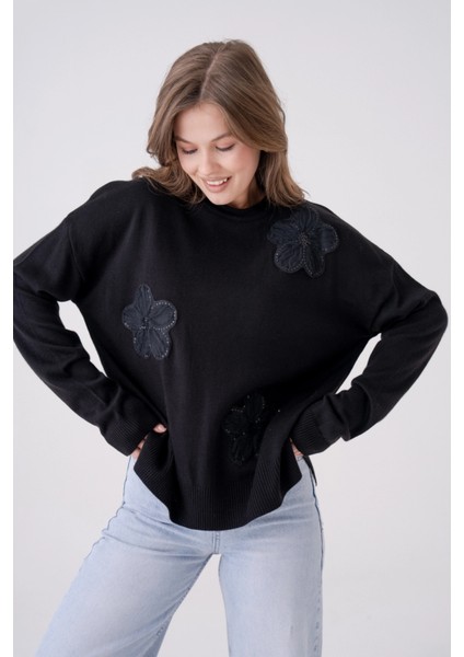 Bisiklet Yaka Yırtmaçlı Salaş Aplikeli Triko Kazak