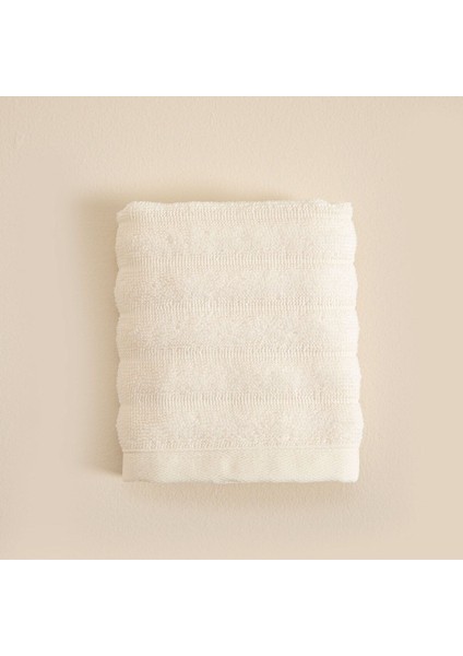 Ekru 30x40 cm pamuklu el havlusu, yumuşak ve dayanıklı kullanım için ideal.