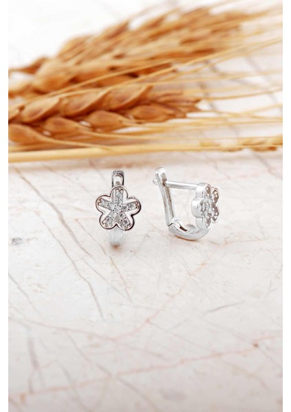 Taşlı Çiçek Rodyumlu Gümüş Çocuk Küpe 7293