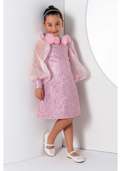 Kız Çocuk Yakası Boydan Gül Broş Detaylı Bilekleri ve Üzeri Pullu Karpuz Kollu Pembe Elbise modelleri