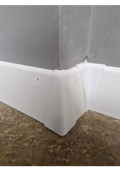 Parke Süpürgeliği Pratik Montajı İçin Dış Köşe Plastik Aparatı (8 cm Süpürgeliğe Uygun) 8 Ad.