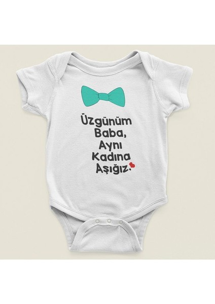 Üzgünüm Baba Aynı Kadına Aşığız ! Yazılı Pamuklu Yumuşak Unisex Çıtçıtlı Body Zıbın