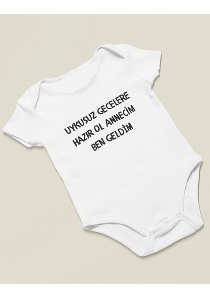 Uykusuz Gecelere Hazır Ol Annecim Ben Geldim Yazılı Pamuklu Yumuşak Unisex Çıtçıtlı Body Zıbın fiyatları