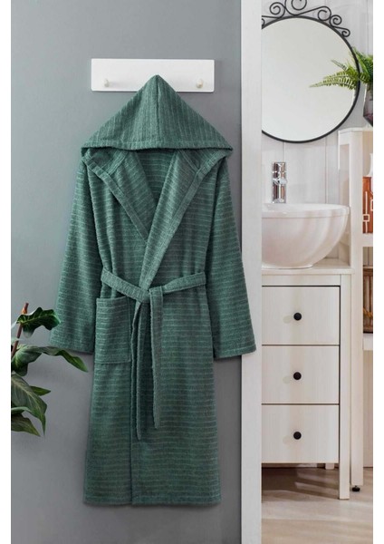 Yumuşak pamuklu yeşil kapüşonlu banyo bornozu, rahat ve şık kullanım için ideal.
