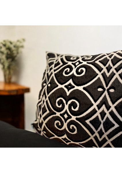 Siyah Beyaz Klasik Desenli Dekoratif Kırlent Kılıfı - 45 x 45 cm fiyatları