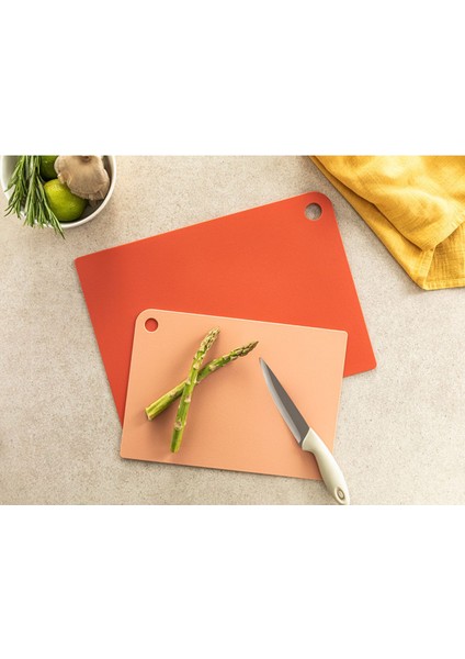 Kırmızı Plastik 2'li Kesme Tahtası 34x27 cm, dayanıklı ve şık kullanım için ideal