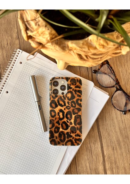 Apple iPhone 16 Pro Leopar Desenli Sedefli Görünümlü Kılıf