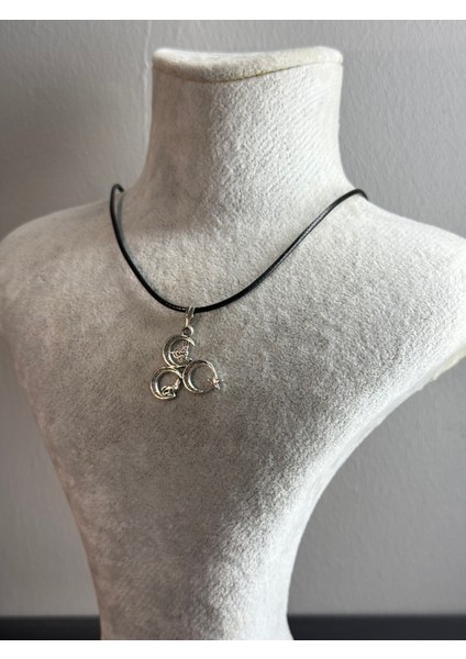 Gümüş Kaplama Üç Hilal Kolye – Şık ve Anlamlı Unisex Aksesuar