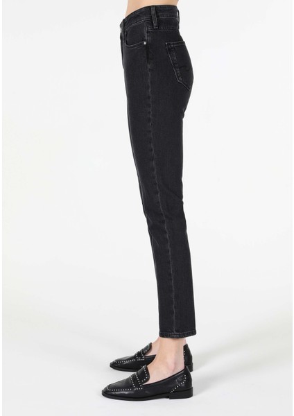 Slim Fit Orta Bel Düz Paça Kadın Siyah Jean Pantolon fırsatları