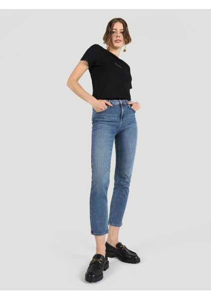 703 Carla Slim Fit Orta Bel Düz Paça Kadın Mavi Jean Pantolon