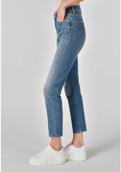 Slim Fit Orta Bel Düz Paça Kadın İndigo Jean Pantolon fırsatları