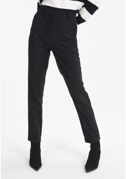 Slim Fit Düşük Bel Dar Paça Kadın Siyah Pantolon modelleri