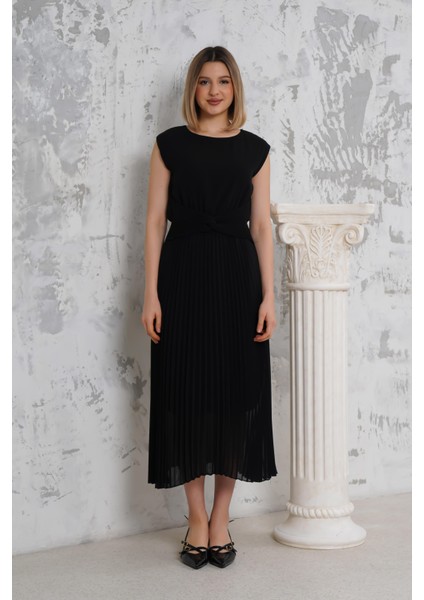 Eteği Pliseli Siyah Elbise