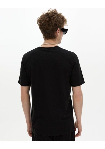 Erkek Sıfır Yaka Kısa Kollu Regular Siyah T-shırt modelleri