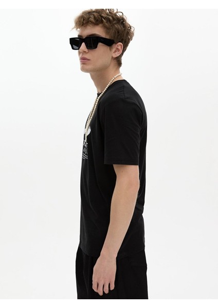 Erkek Sıfır Yaka Kısa Kollu Regular Siyah T-shırt fırsatları