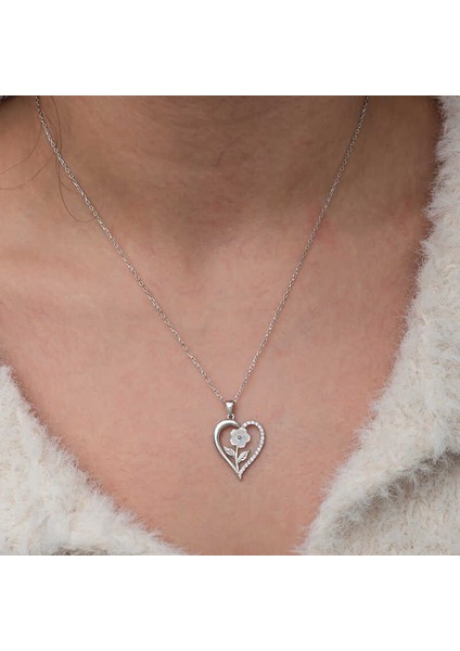 Gümüş Kalpli Beyaz Gül Kadın Kolye fırsatları
