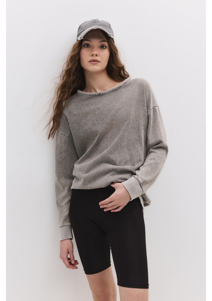 Sırt Detaylı Yıkamalı Sweatshirt