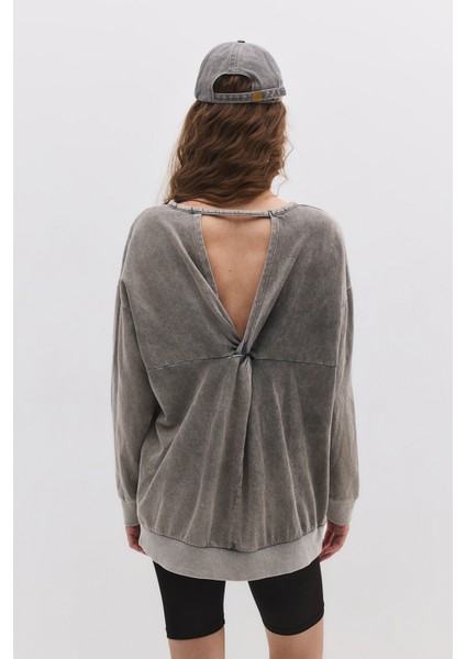 Sırt Detaylı Yıkamalı Sweatshirt