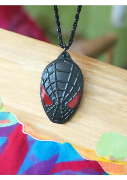 Spiderman Örümcek Adam Siyah Kolye Kırmızı Göz Detaylı