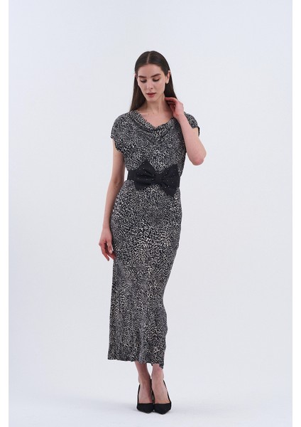 Trend Kadın Uzun Elbisemizle Şıklığı Hisset! Bel Kısmındaki Büyük Siyah Fiyonk Detayıyla Sofistike Bir Hava Yaratıyor.
