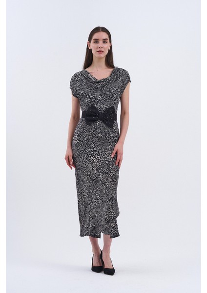 Trend Kadın Uzun Elbisemizle Şıklığı Hisset! Bel Kısmındaki Büyük Siyah Fiyonk Detayıyla Sofistike Bir Hava Yaratıyor. fiyatları