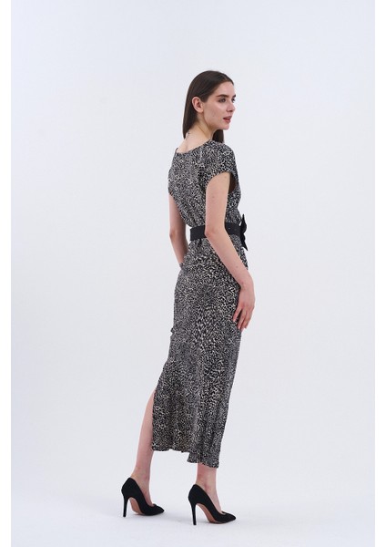 Trend Kadın Uzun Elbisemizle Şıklığı Hisset! Bel Kısmındaki Büyük Siyah Fiyonk Detayıyla Sofistike Bir Hava Yaratıyor. fırsatları