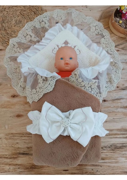 Yenidoğan Wool Yün Kumaş Taç Nakışlı Güpür Duvaklı Fiyonk Prizma Taş Unisex Kundak Bebek Battaniyesi Kahverengi