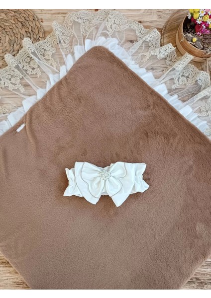 Yenidoğan Wool Yün Kumaş Taç Nakışlı Güpür Duvaklı Fiyonk Prizma Taş Unisex Kundak Bebek Battaniyesi Kahverengi
