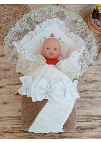 Yenidoğan Wool Yün Kumaş Taç Nakışlı Güpür Duvaklı Fiyonk Prizma Taş Unisex Kundak Bebek Battaniyesi Kahverengi