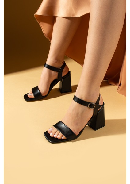 Tek Bant Tokalı Küt Burunlu Kadın Topuklu Ayakkabı 82-43-25CILT