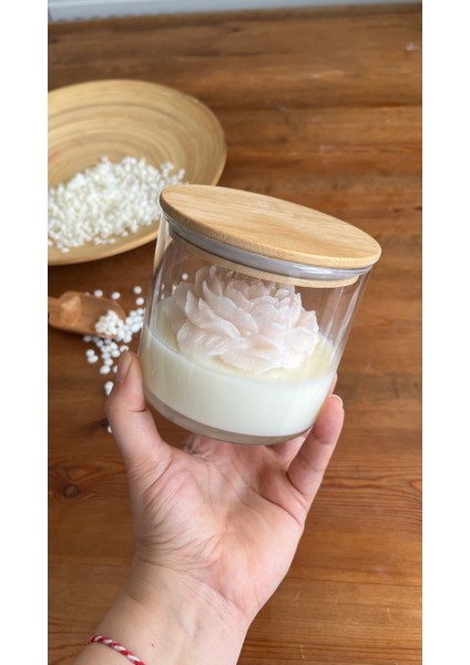 Mumatelierr Şakayık Doğal Soya Mum Vanilya ve Şeftali Esanslı Bambu Kapaklı Kavanozda