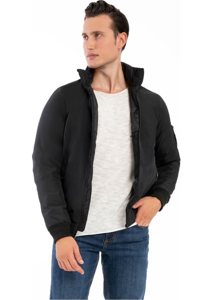 Erkek Siyah Içi Astarlı Dik Yaka Mevsimlik Cepli Su ve Rüzgar Geçirmez Mont