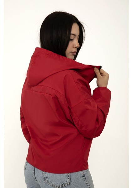 Kadın Kırmızı Kapüşonlu Su ve Rüzgar Geçirmez Cepli Içi Astarlı Oversize Yağmurluk Rys-Y-20 fırsatları