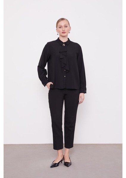 Siyah Yakası Fular Broş Detaylı Bluz
