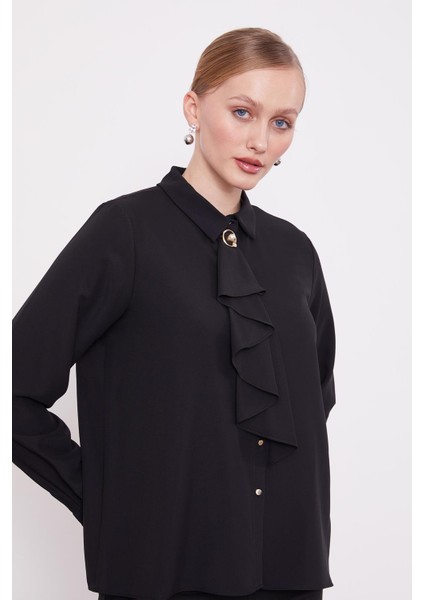 Siyah Yakası Fular Broş Detaylı Bluz