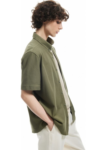 Pamuklu Regular Fit Düğmeli Yaka Kısa Kollu Gömlek