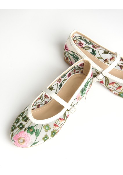 U820085515 Beyaz/pembe File Çiçek Motifli Kadın Babet