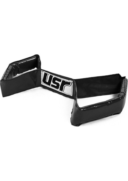 Şık ve dayanıklı siyah deri kemer, tarzınıza zarif bir dokunuş katıyor.