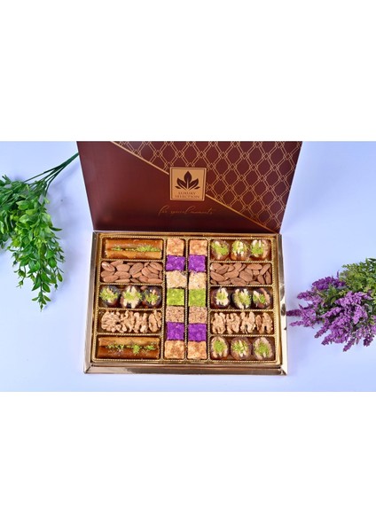 Karışık Lokumlar ve Kuru Yemişler ile Karışık Kutu 950 gr