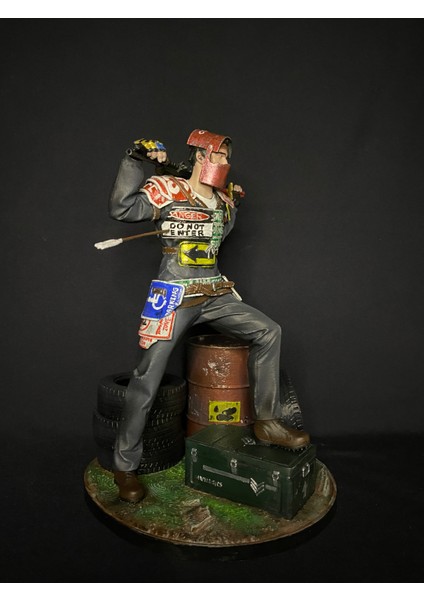 Rust Yol Tabelası Zırhlı Figür – El Yapımı Diorama Koleksiyon Heykeli 25x18x18 cm (Bal Kervanı)