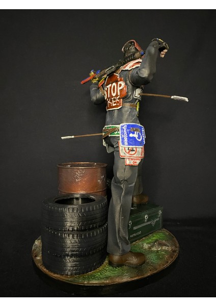 Rust Yol Tabelası Zırhlı Figür – El Yapımı Diorama Koleksiyon Heykeli 25x18x18 cm (Bal Kervanı)