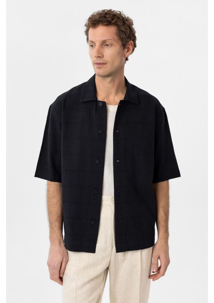 Siyah Dokulu Jakarlı Pamuklu Erkek Kısa Kol Gömlek