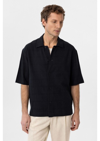 Siyah Dokulu Jakarlı Pamuklu Erkek Kısa Kol Gömlek