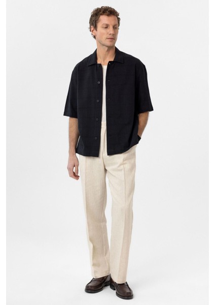 Siyah Dokulu Jakarlı Pamuklu Erkek Kısa Kol Gömlek