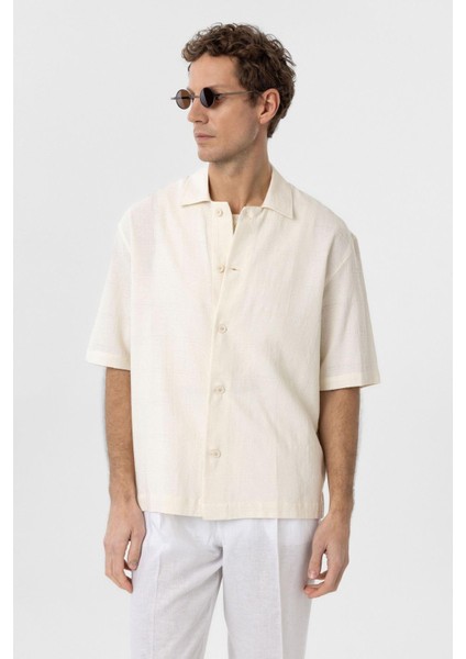 Ekru Dokulu Jakarlı Pamuklu Erkek Kısa Kol Gömlek